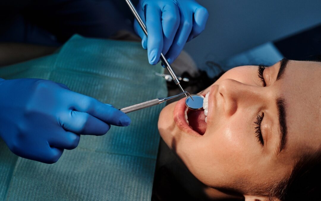 Kādas ir izplatītākās problēmas, ar kurām var saskarties pēc zobu implantu ievietošanas?