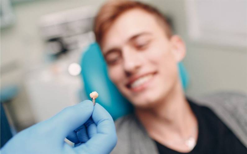 zobu implants klientiem